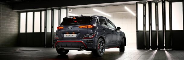 西入間警察署東松山警察署 車庫 shiny new car on a garage